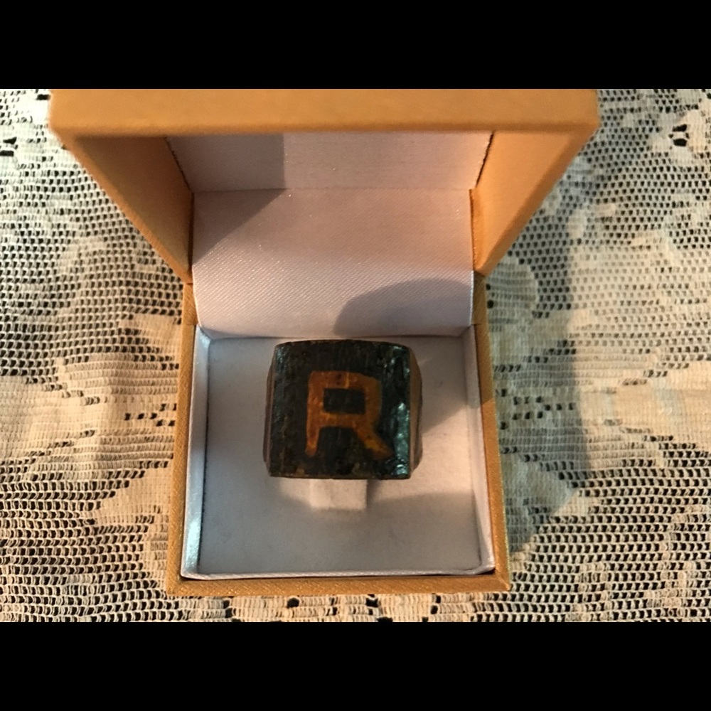 HANDMADE WOODEN TRAMP ART VINTAGE R SIGNET RING - Picture 3 of 7